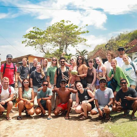 Surf & Party - Hostel Somewhere Else Canggu  Bagian luar foto