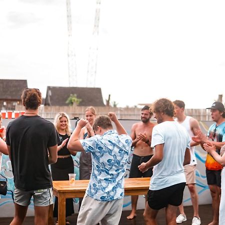 Surf & Party - Hostel Somewhere Else Canggu  Bagian luar foto