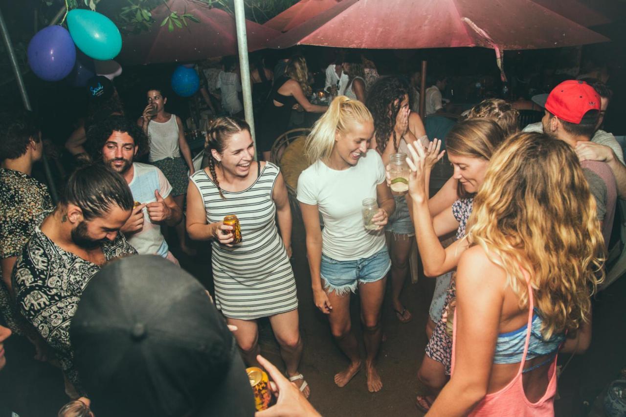 Surf & Party - Hostel Somewhere Else Canggu  Bagian luar foto