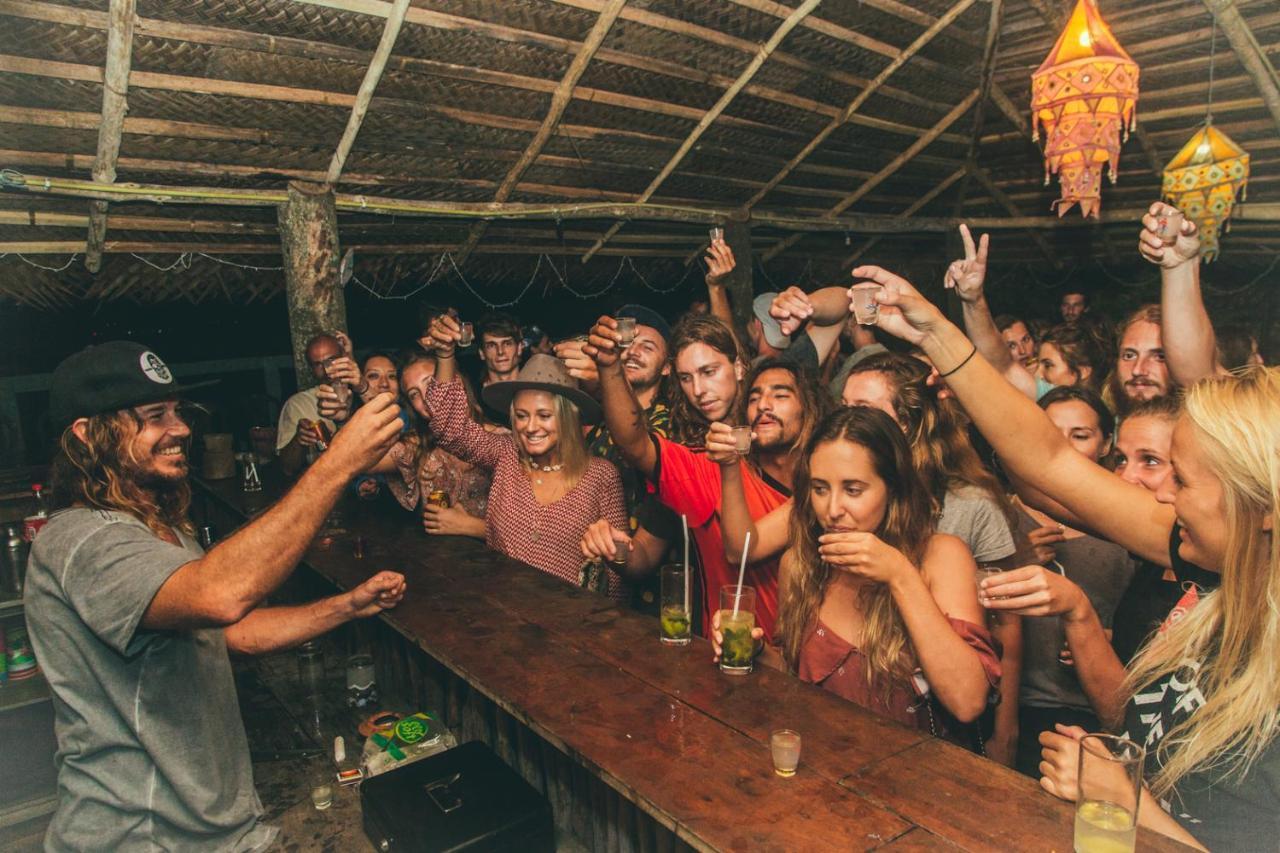 Surf & Party - Hostel Somewhere Else Canggu  Bagian luar foto