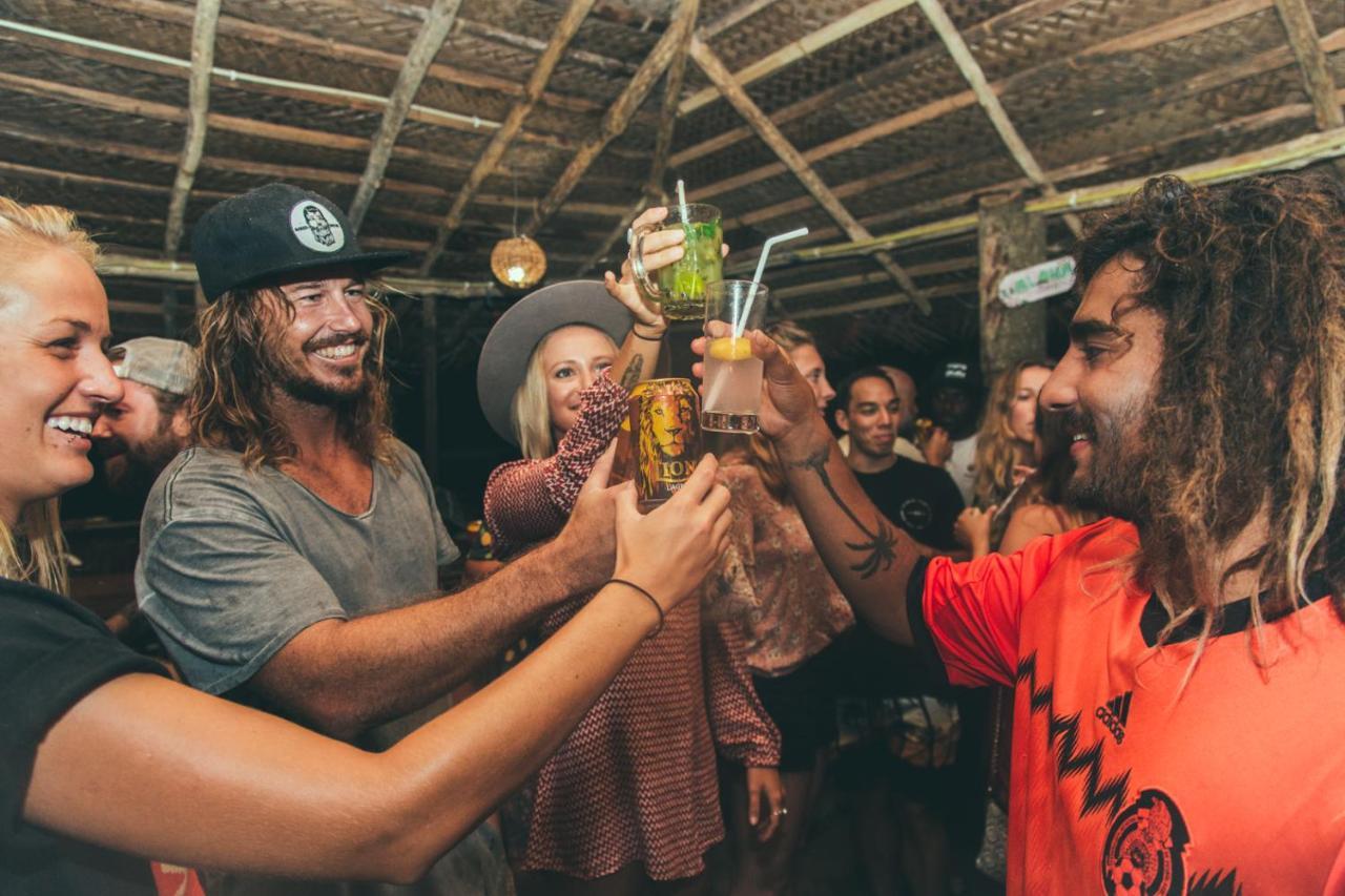 Surf & Party - Hostel Somewhere Else Canggu  Bagian luar foto