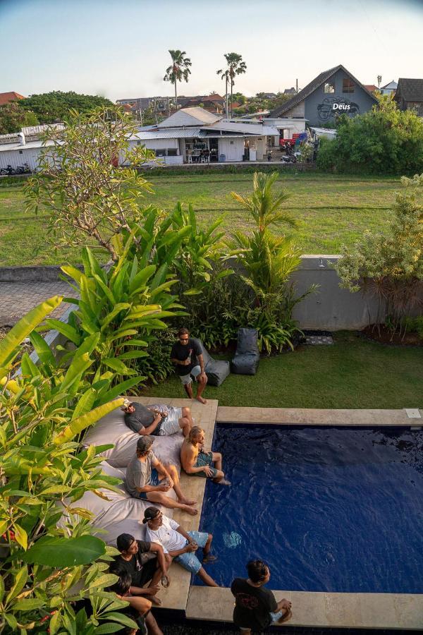 Surf & Party - Hostel Somewhere Else Canggu  Bagian luar foto