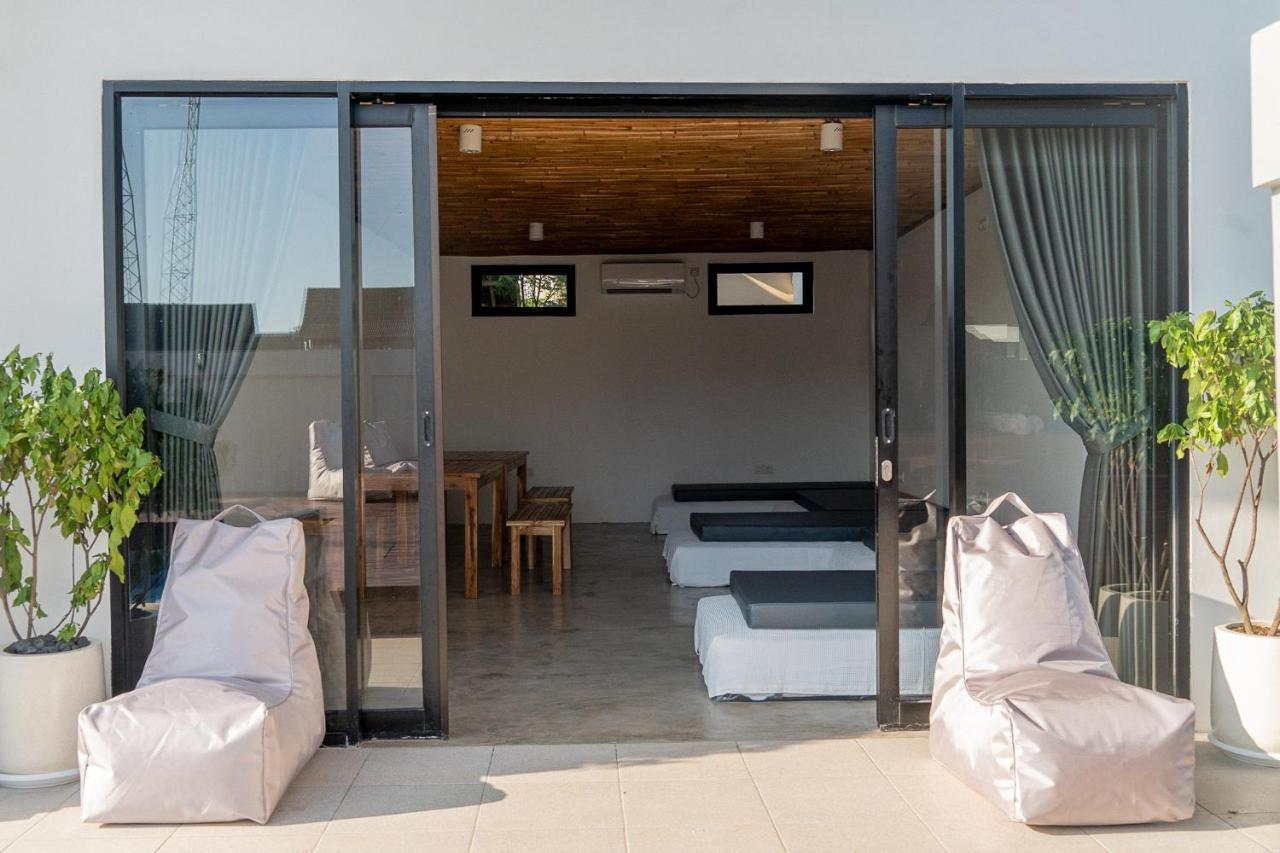 Surf & Party - Hostel Somewhere Else Canggu  Bagian luar foto