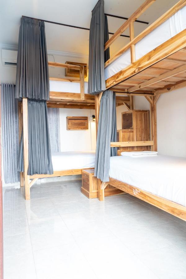 Surf & Party - Hostel Somewhere Else Canggu  Bagian luar foto