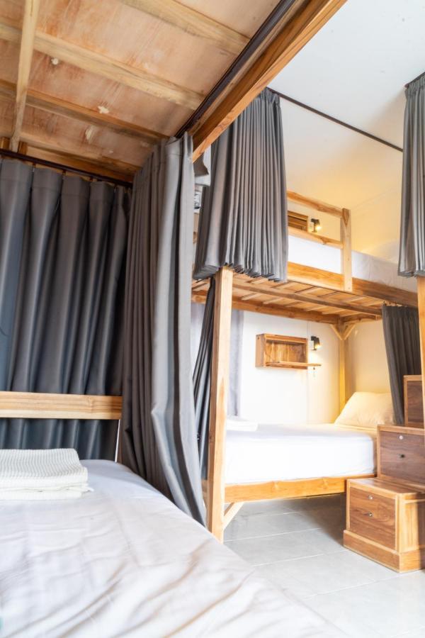 Surf & Party - Hostel Somewhere Else Canggu  Bagian luar foto
