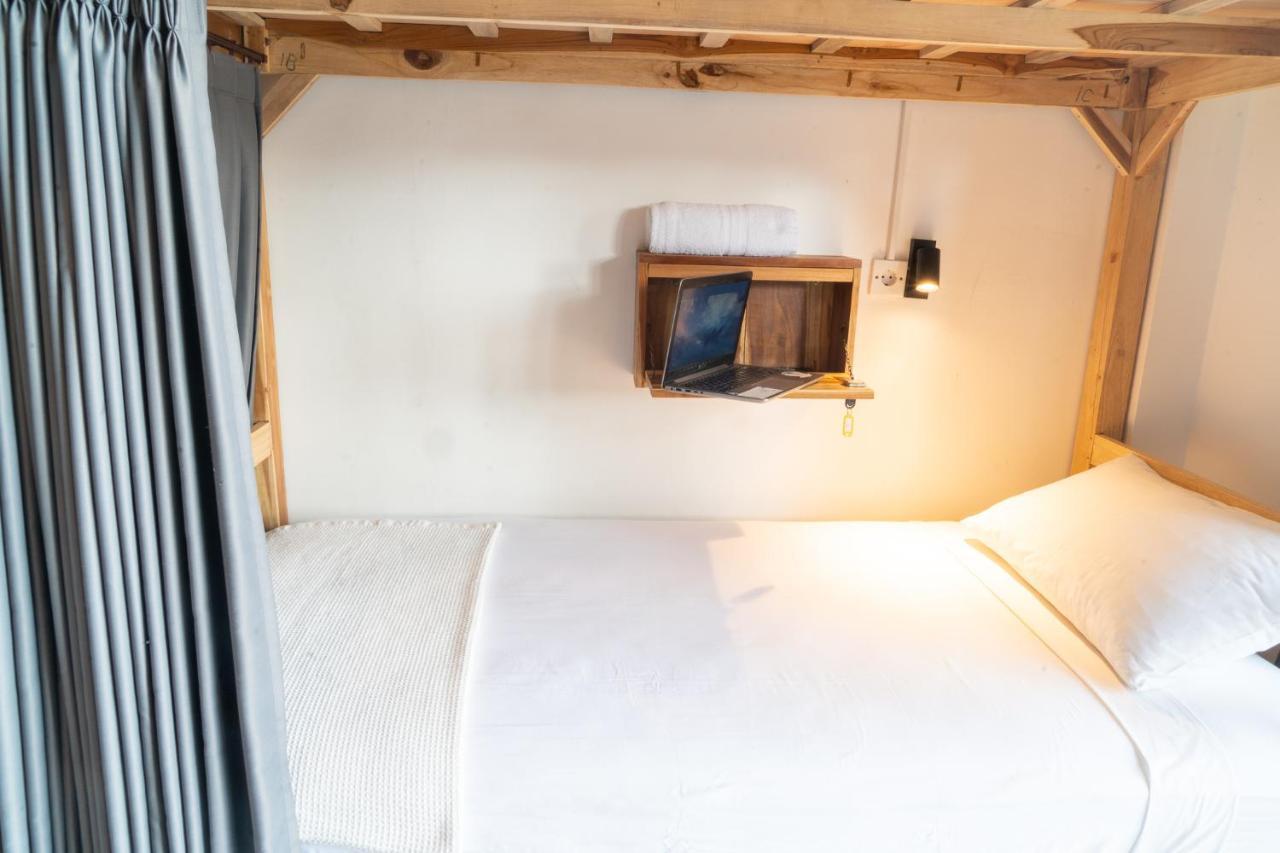 Surf & Party - Hostel Somewhere Else Canggu  Bagian luar foto