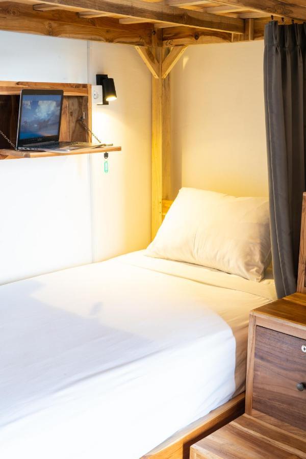 Surf & Party - Hostel Somewhere Else Canggu  Bagian luar foto