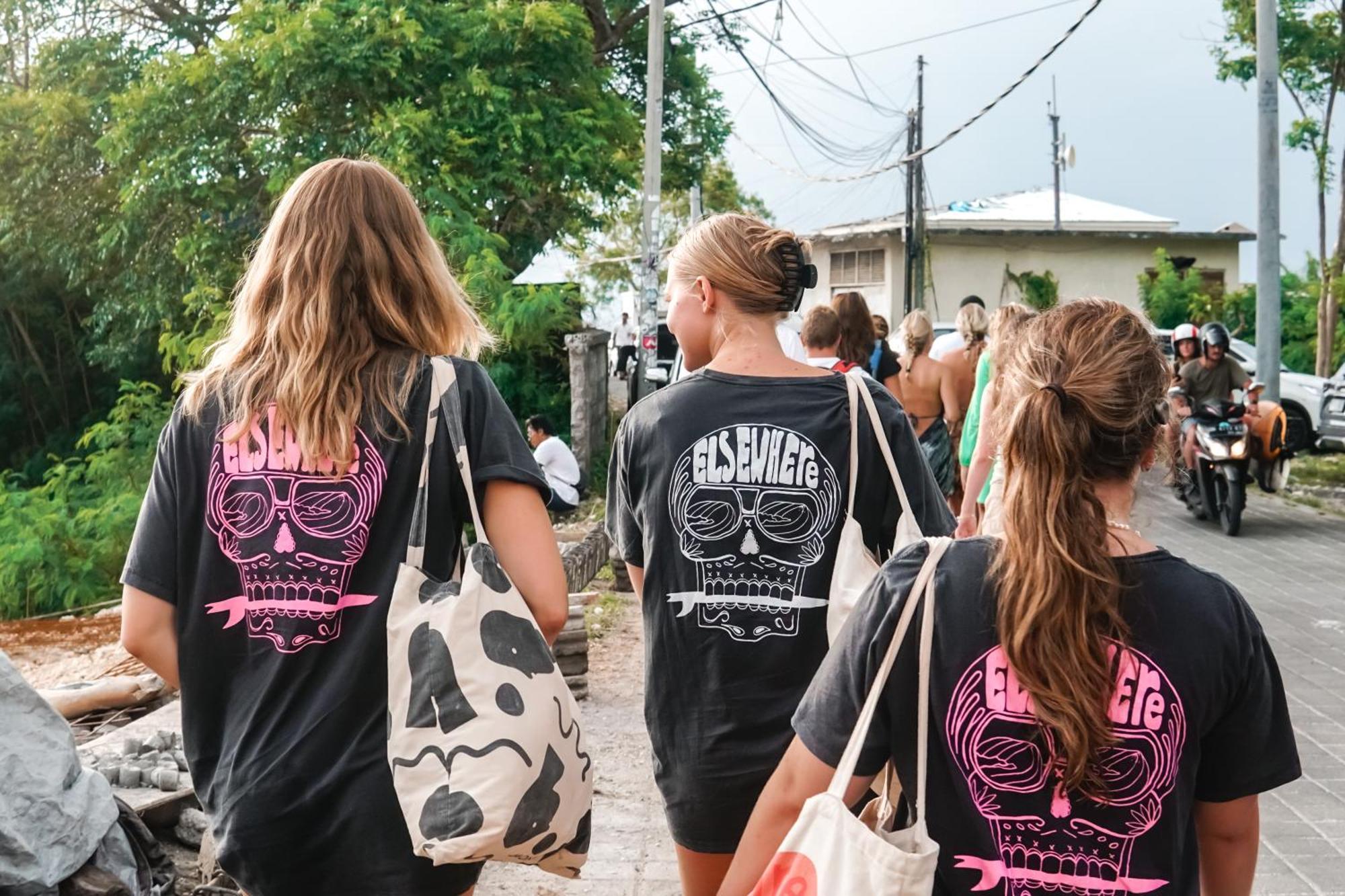 Surf & Party - Hostel Somewhere Else Canggu  Bagian luar foto
