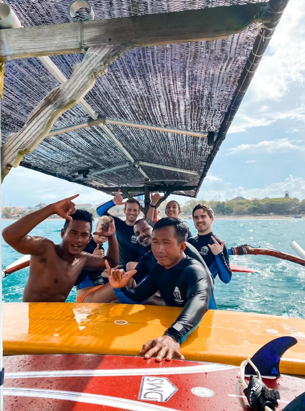Surf & Party - Hostel Somewhere Else Canggu  Bagian luar foto