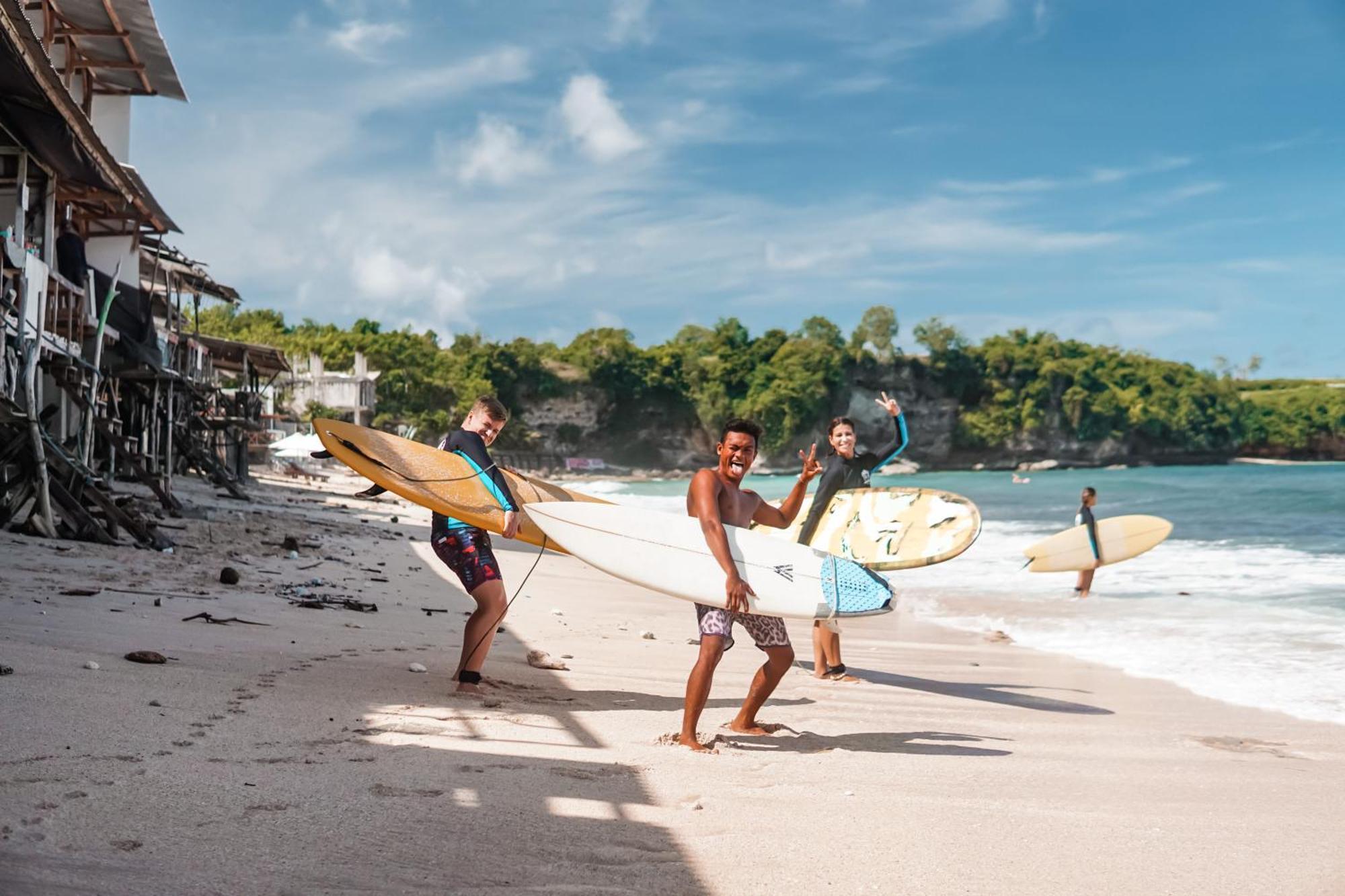Surf & Party - Hostel Somewhere Else Canggu  Bagian luar foto